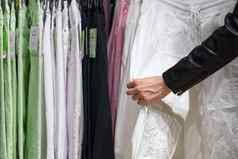 购物者女人选择衣服思考服装购物商店