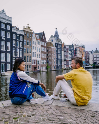 <strong>阿姆斯特丹</strong>荷兰快乐夫妇男人。女人夏天晚上运河<strong>阿姆斯特丹</strong>男人。女人中期年龄亚洲女孩欧洲但城市之旅