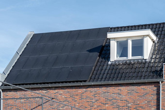 新构建房子太阳能<strong>面板</strong>附加屋顶阳光明媚的天空关闭建筑黑色的太阳能<strong>面板</strong>Zonnepanelenzonne能量翻译太阳能<strong>面板</strong>太阳能源