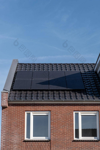 新构建房子太阳能<strong>面板</strong>附加屋顶阳光明媚的天空关闭建筑黑色的太阳能<strong>面板</strong>Zonnepanelenzonne能量翻译太阳能<strong>面板</strong>太阳能源