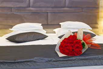 花束红色的玫瑰床上酒店房间度<strong>蜜月浪漫</strong>的会议客人酒店