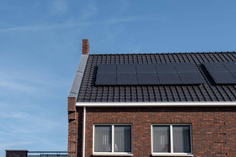 新构建房子太阳能面板附加屋顶阳光明媚的天空关闭建筑黑色的太阳能面板Zonnepanelenzonne能量翻译太阳能面板太阳能源