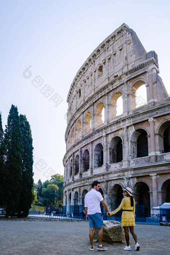 年轻的夫妇中期年龄城市旅行罗马意大利欧洲罗马圆形大剧场竞技场建筑罗马意大利