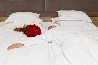 花束红色的玫瑰床上酒店房间度蜜月浪漫的会议客人酒店