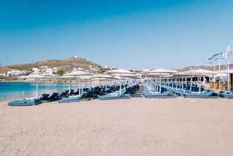 ornos海滩米克诺斯岛著名的ornos海滩有组织的太阳床翡翠清晰的水海滩ornos岛米克诺斯基克拉迪群岛希腊