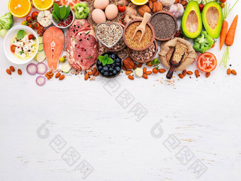 生酮低碳水化合物饮食概念成分健康的食物选择集白色木背景