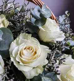 花束美丽的白色玫瑰柳条篮子黑暗背景完美的问候卡