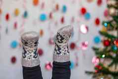 孩子们的脚袜子上行圣诞节装饰背景