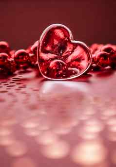 闪亮的透明的心集团红色的珠子完美的情人节一天问候卡背景垂直图像红色的语气