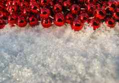 红色的珠子背景新鲜的雪阳光明媚的一天空间复制文本单词水平