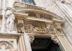 美丽的建筑细节浅浮雕雕塑入口米兰大教堂大教堂米兰意大利