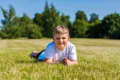 快乐的孩子微笑快乐快乐走玩草坪上温暖的阳光明媚的天气公园情绪孩子们脸