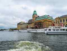 全景视图旅游游览船码头船美丽的建筑斯德哥尔摩瑞典