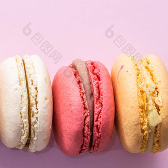 色彩斑斓的法国饼干马卡龙集粉红色的背景美味的水果杏仁甜蜜的饼干蛋糕macaron