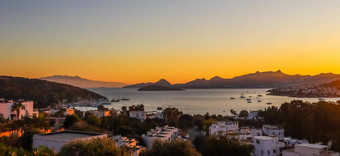 明亮的色彩斑斓的日落美丽的湾爱琴海海<strong>岛屿</strong>山船夏天假期概念旅行背景