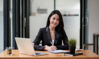 肖像年轻的亚洲女商人美丽的迷人的微笑工作业务金融报告移动PC办公室