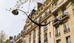 街灯外墙传统的公寓建筑巴黎法国