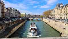 巴黎法国4月美丽的城市景观巴黎saint-michel桥他的河旅游船游客