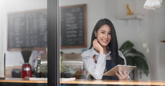 快乐的<strong>年轻</strong>的亚洲女人老板持有数字平板电脑站咖啡馆<strong>年轻</strong>的<strong>企业家</strong>概念上的