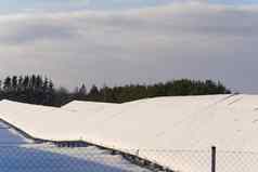 太阳能面板场覆盖雪可再生能源冬天低效率可再生绿色能源行业概念冬天时间