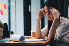 累了年轻的亚洲女人感觉头疼工作问题强调女遭受头疼坏愿景视线问题坐工作场所