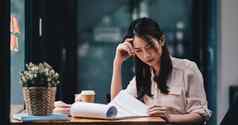 累了年轻的亚洲女人感觉头疼工作问题强调女遭受头疼坏愿景视线问题坐工作场所