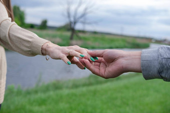 手男人。女人达到软温柔的触摸手背景自然手手概念爱连接关系社区在一起象征意义