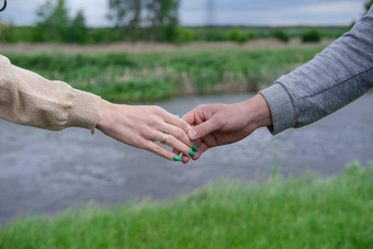 手男人。女人达到软温柔的触摸手背景自然手手概念爱连接关系社区在一起象征意义