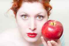 美丽的红色的头发嘴唇女孩苹果