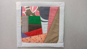 色彩斑斓的手工制作的纺织品彩色的织物拼接而成背景