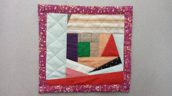 色彩斑斓的手工制作的纺织品彩色的织物拼接而成背景