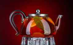 薄荷茶透明的茶壶