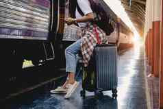 旅行者旅游行李火车站工作旅行生活方式概念