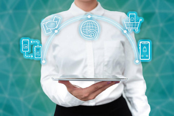 夫人统一的站持有平板电脑手展示虚拟现代技术业务女人携带选项卡指出<strong>未来</strong>主义的科技