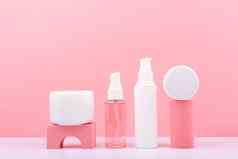 集化妆品瓶美产品几何道具粉红色的背景