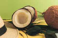 夏天作文热带棕榈叶子他眼镜破碎的椰子桑迪背景概念夏天季节方热一边视图