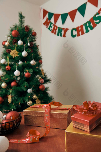 快乐圣诞节快乐一年假期!装修圣诞节树在室内宏关闭图片圣诞节树礼物
