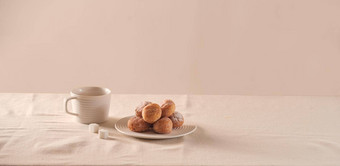 甜甜圈糖板咖啡杯白色背景