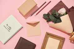 首页办公室工作空间笔记本Copyspace平躺杂志社会媒体前视图美博客概念女人时尚配件粉红色的背景