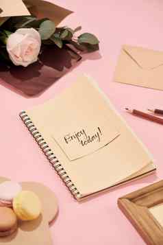 首页办公室工作空间笔记本Copyspace平躺杂志社会媒体前视图美博客概念女人时尚配件粉红色的背景