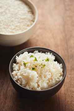 煮熟的茉莉花大米生有机大米