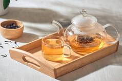 茶透明的杯茶壶木背景