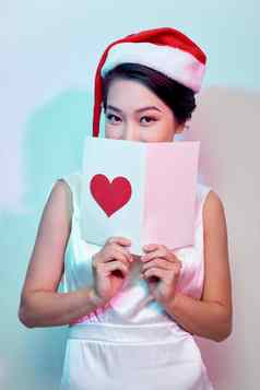 图像快乐美丽的女阅读浪漫的明信片大红色的心