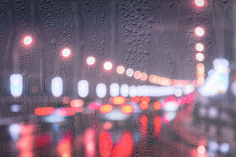 模糊的灯移动汽车灯笼反映湿沥青晚上城市<strong>雨棚</strong>窗口