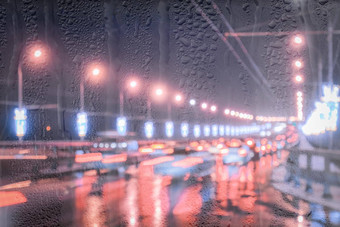 模糊的灯移动汽车灯笼反映湿沥青晚上城市<strong>雨棚</strong>窗口
