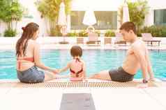 快乐家庭游泳池夏天假期假期概念
