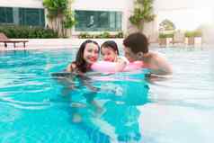 快乐家庭游泳池夏天假期假期概念