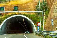 表达路领先的隧道隧道山