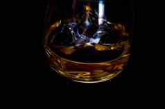 苏格兰威士忌玻璃冰多维数据集金颜色威士忌