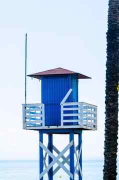 蓝色的救援小屋桑迪海滩安全放松海洋美丽的阳光明媚的一天